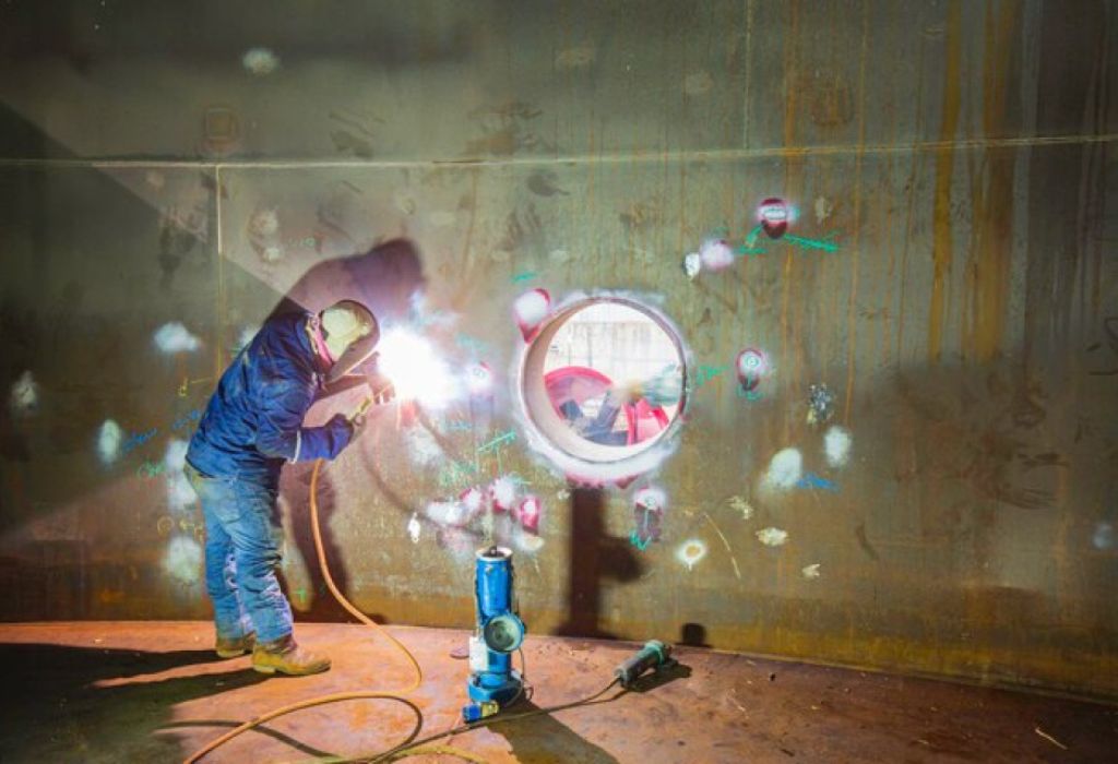 What Is an Underwater Welder? Job & Salary Explained 3 Career Path and Specializations