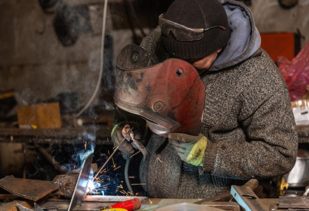 Welder Salary 2025: How Much Does a Welder Make Arizona
