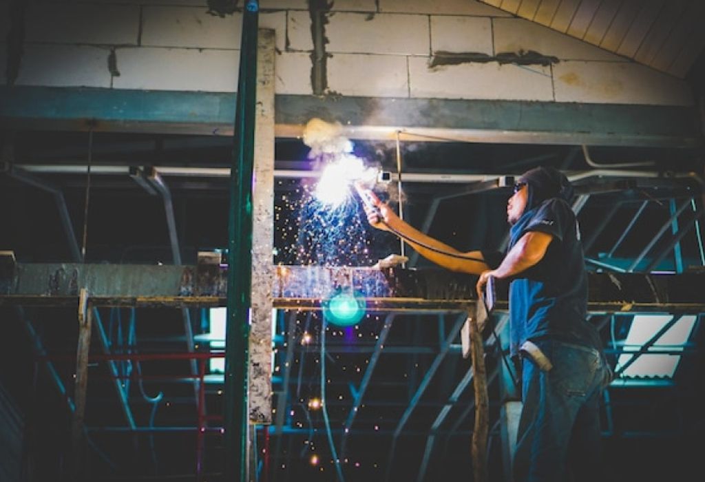 How Long Does It Take to Become an Underwater Welder 1 Quick Answer — How Much Does a Beginner Welder Make in 2025?