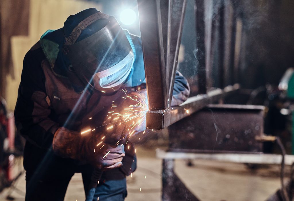 How Long Does It Take to Become an Underwater Welder 2 By Industry — Manufacturing vs Construction vs Shipyards vs Energy