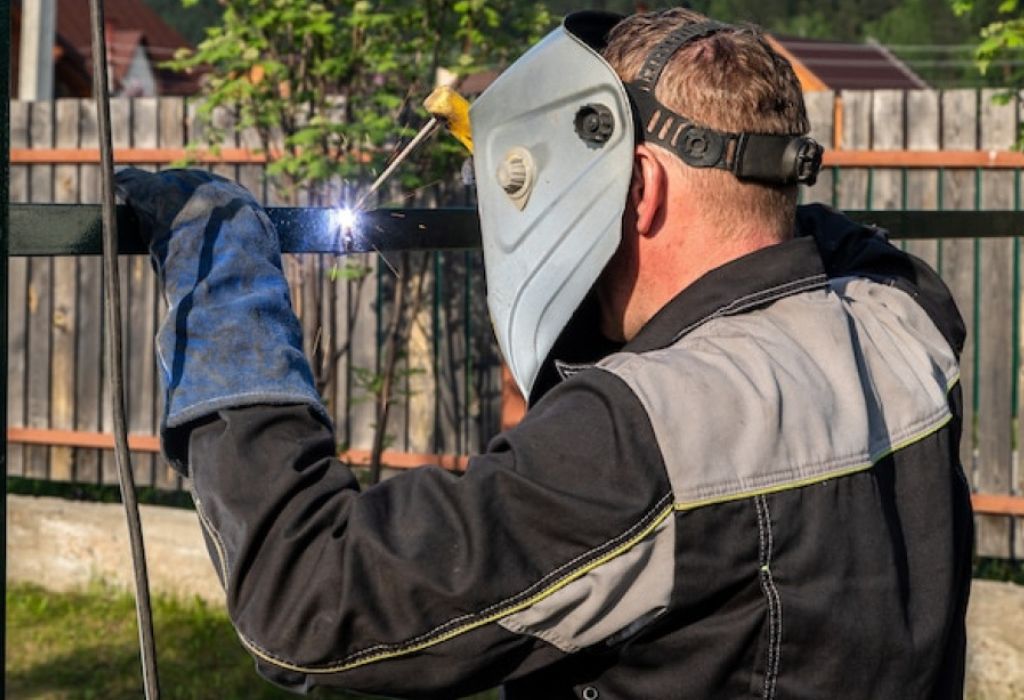 How Many Hours Does a Welder Work in a Day? 3 Early Career vs Experienced Welders