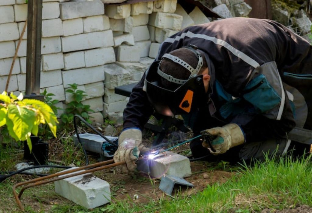 How Many Hours Does a Welder Work in a Day? 2 Overtime, Pay Premiums, and Labor Rules