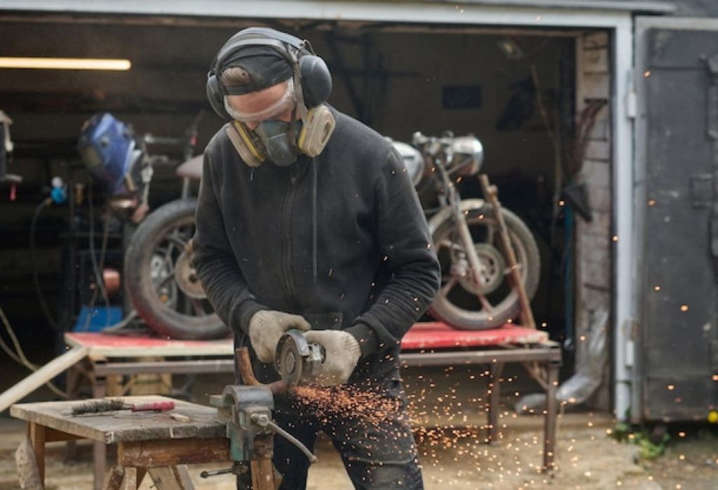 Who Earns More in 2025: A Chef or a Welder? 2 Long-Term Outlook and Mobility