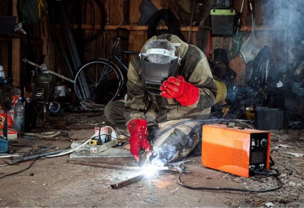 How Many Hours Does a Welder Work Per Week? 1 What Determines a Welder’s Weekly Hours?