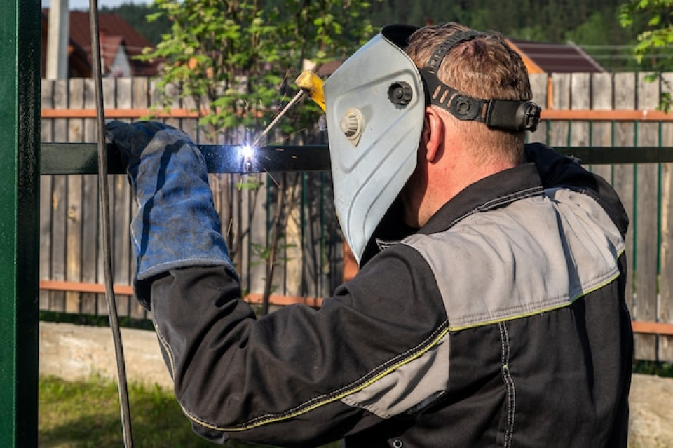 How Many Hours Does a Welder Work in a Day? 1 Quick Answer — How Many Hours Does a Welder Work a Day?
