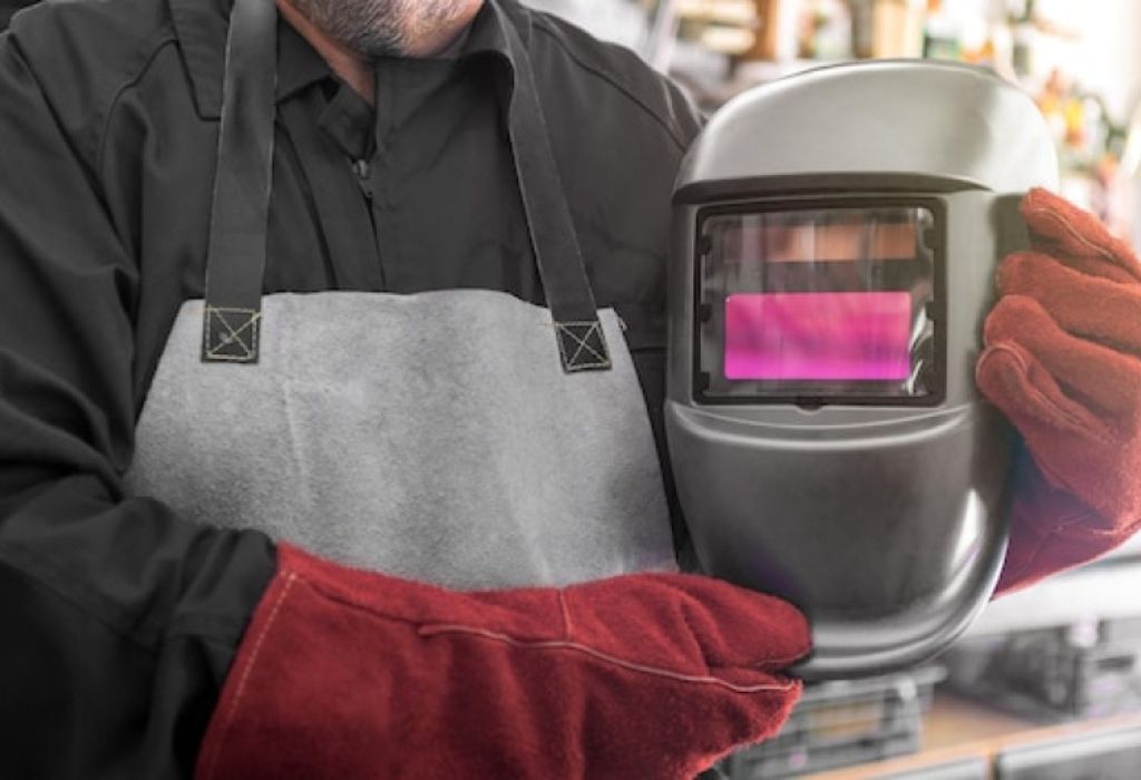 How to Choose a Welding Helmet – Expert Tips 1 Why Choosing the Right Welding Helmet Matters