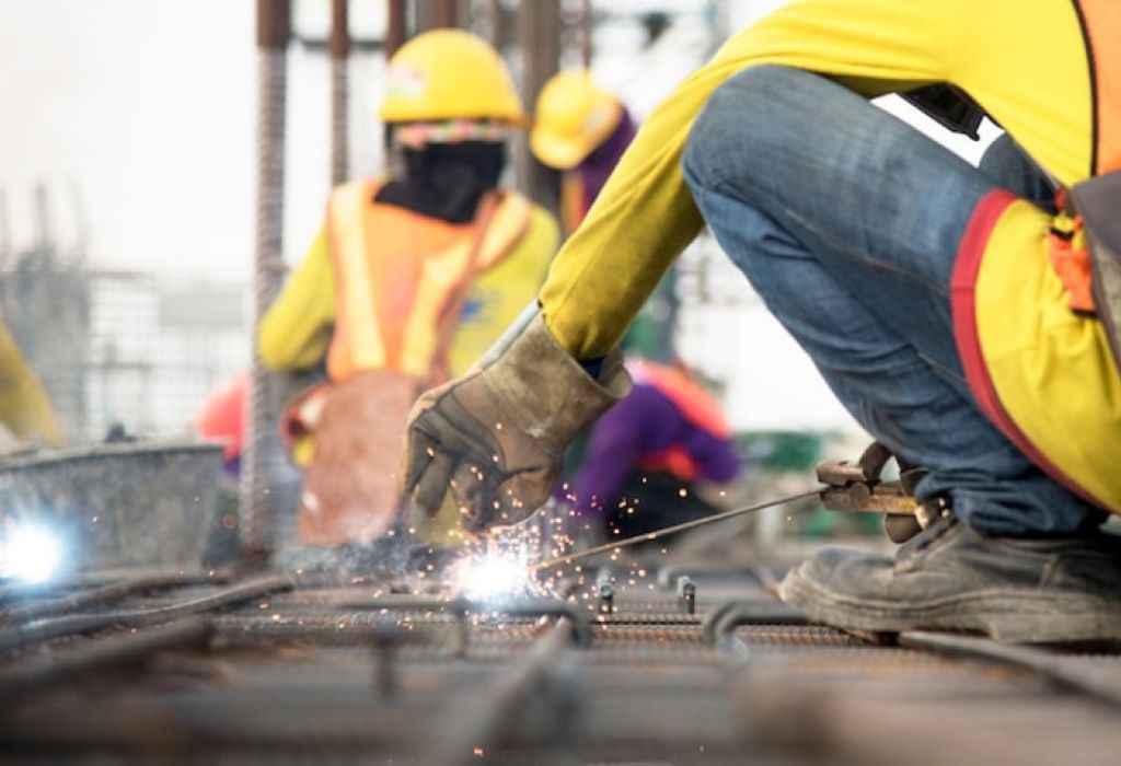 How Long Does It Take to Become a Rig Welder? 3 Salary Outlook