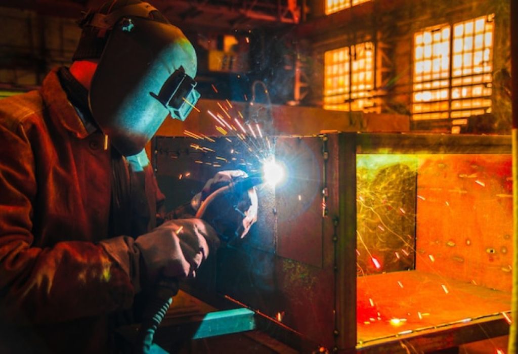 Railroad Welder Salary: How Much Do They Earn? 1 What Is a Railroad Welder & What Do They Do?