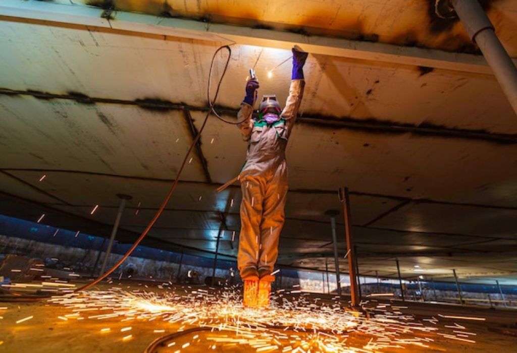 Railroad Welder Salary: How Much Do They Earn? 2 Challenges, Risks & Tradeoffs