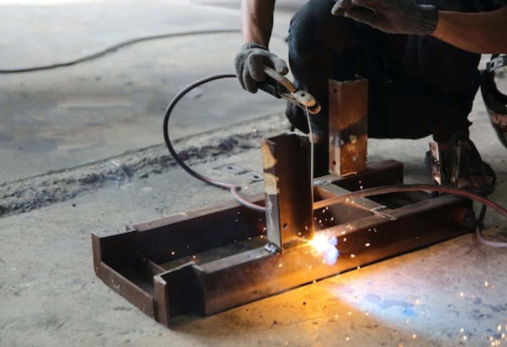 Rig Welder Salary: How Much Do They Make Per Hour 1 What Does a Rig Welder Do?