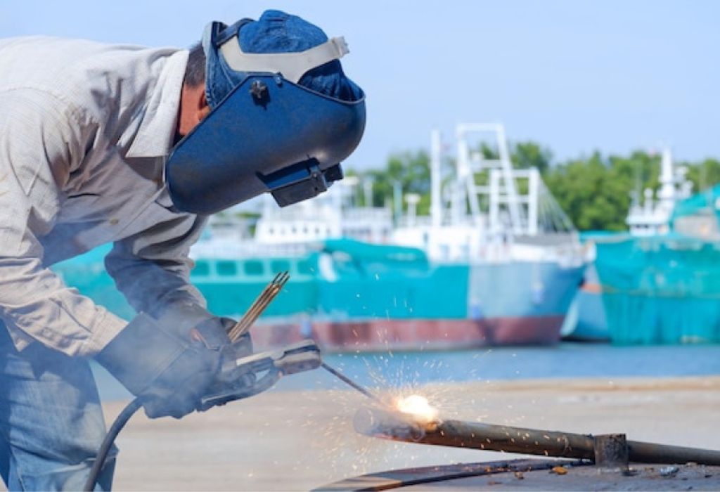 Rig Welder Salary: How Much Do They Make Per Hour 2 Hourly Pay by Region, State & Offshore vs Onshore