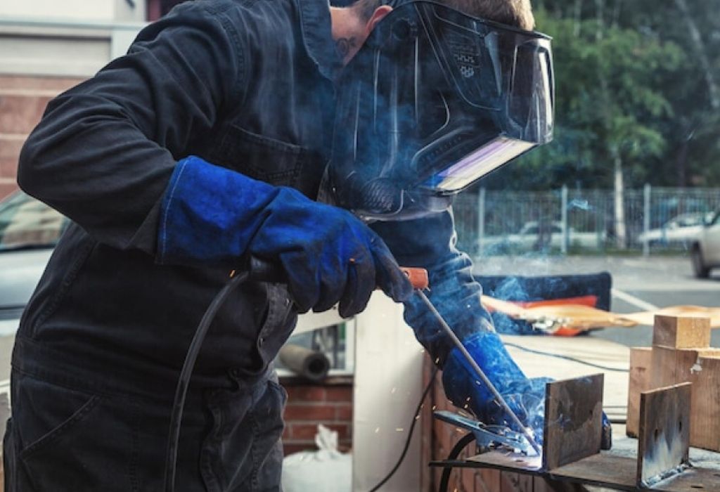 Can a Welding Machine Get Wet? Safety Explained 1 Can a Welding Machine Get Wet? (Short Answer)