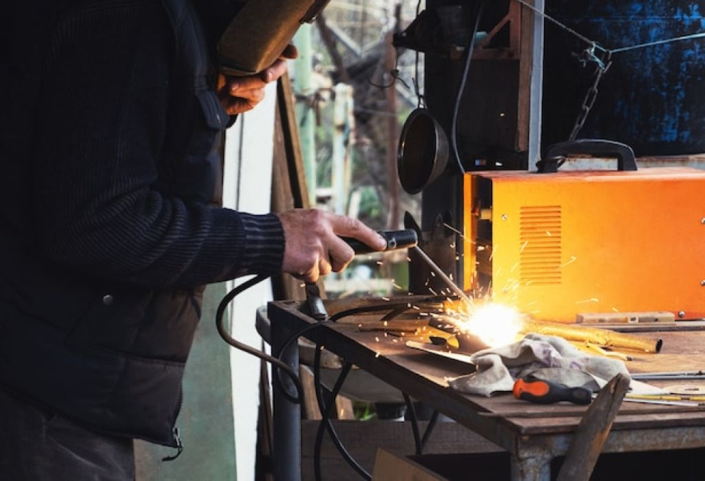 How to Connect MIG Welding Machine Safely at Home 3 Set Polarity, Voltage, and Wire Speed