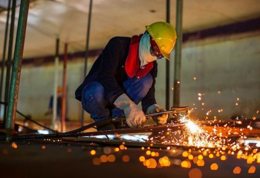 How to Choose Welding Machine: Complete Buyer’s Guide 2 Step 5 — Inverter vs Transformer Machines