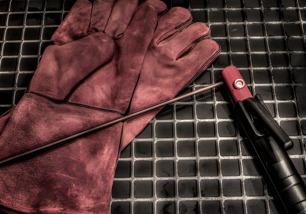 How Glove Construction Affects Safety and Comfort