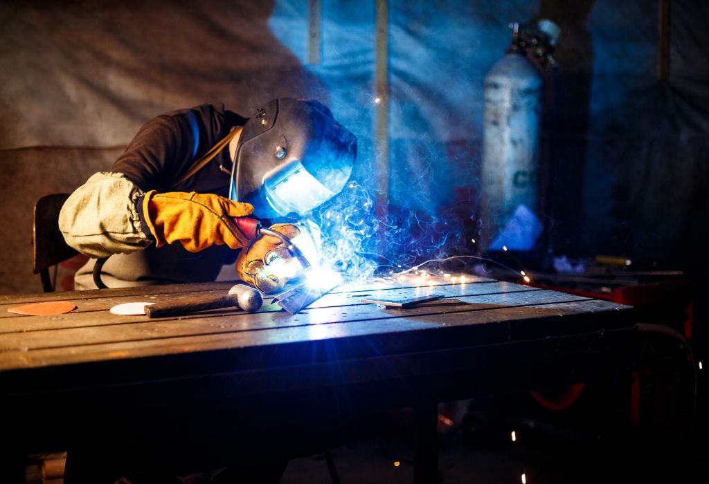 Why Welding Helmets Fog Up During Work