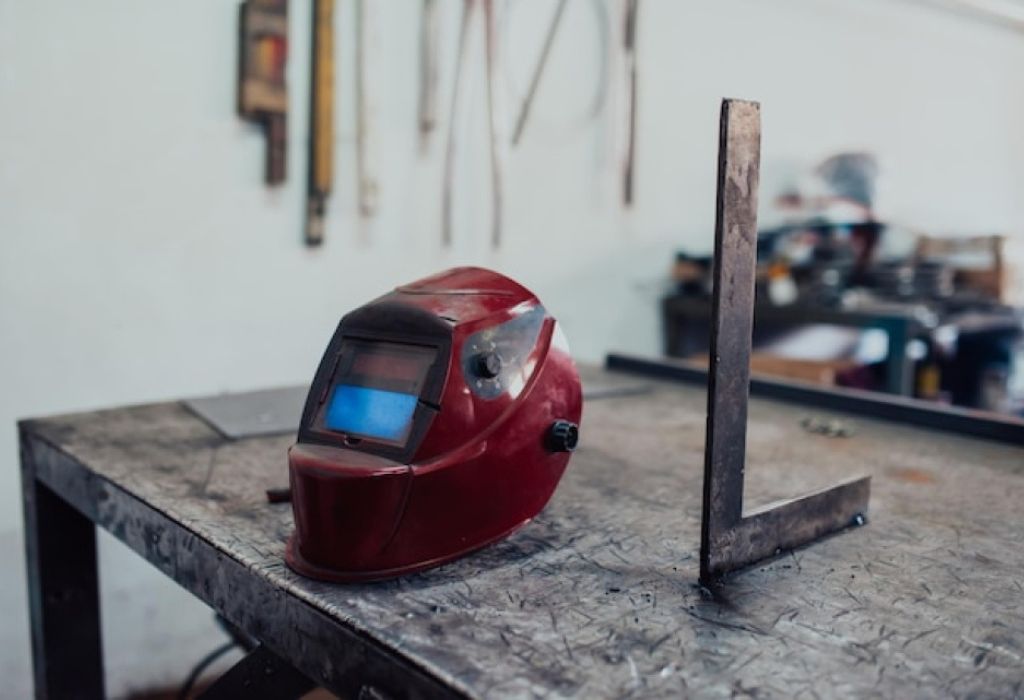 What Flashing Means on an Auto-Darkening Helmet